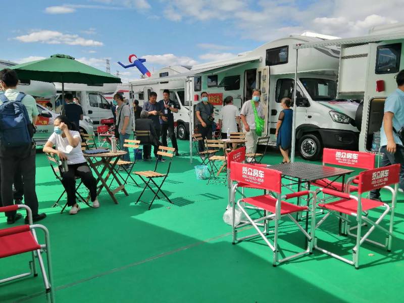 這個展會真的太熱鬧了，這么多人定房車