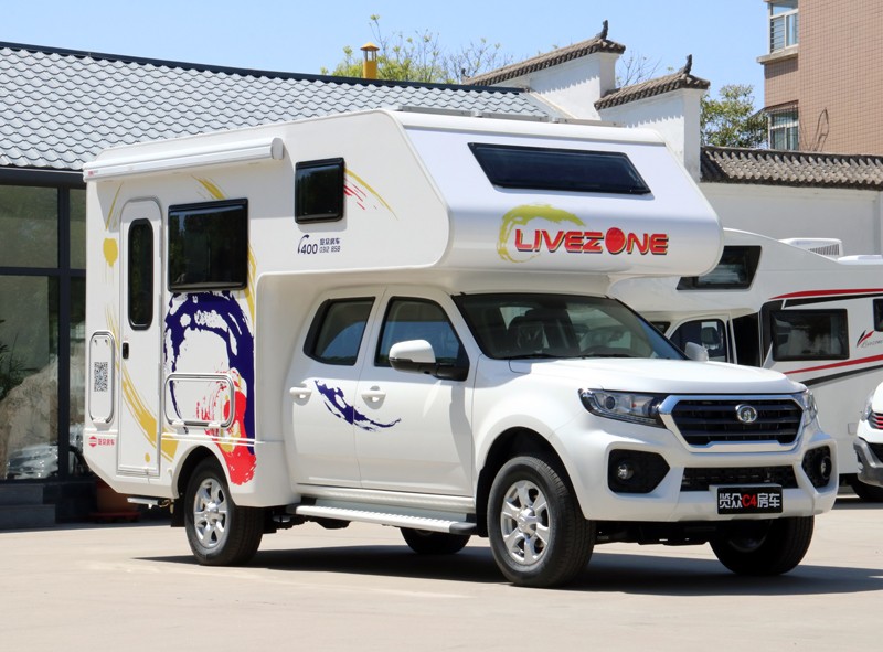 四驅、兩張超大床人床的房車，看這款