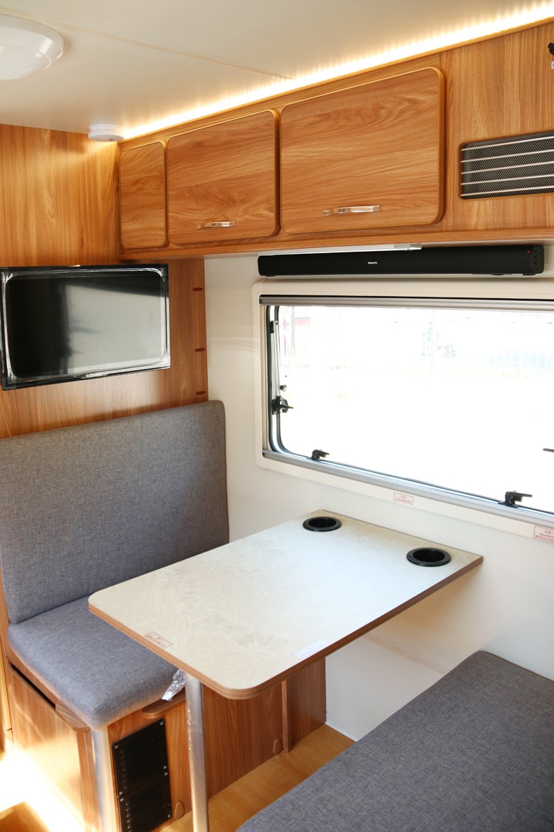 四驅、兩張超大床人床的房車，看這款