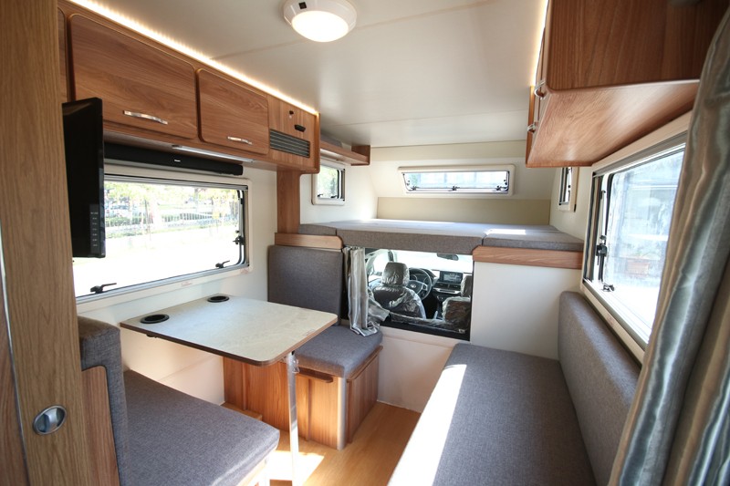 四驅、兩張超大床人床的房車，看這款