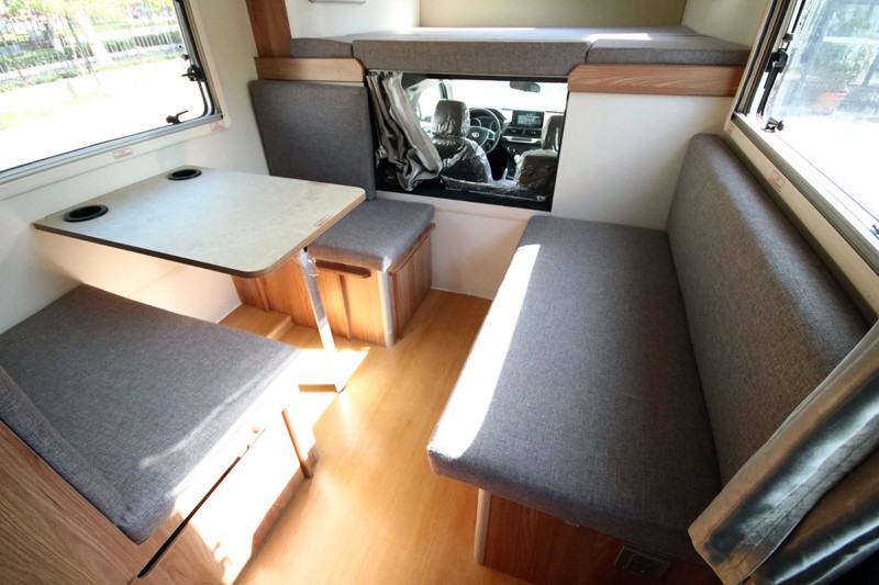 四驅、兩張超大床人床的房車，看這款