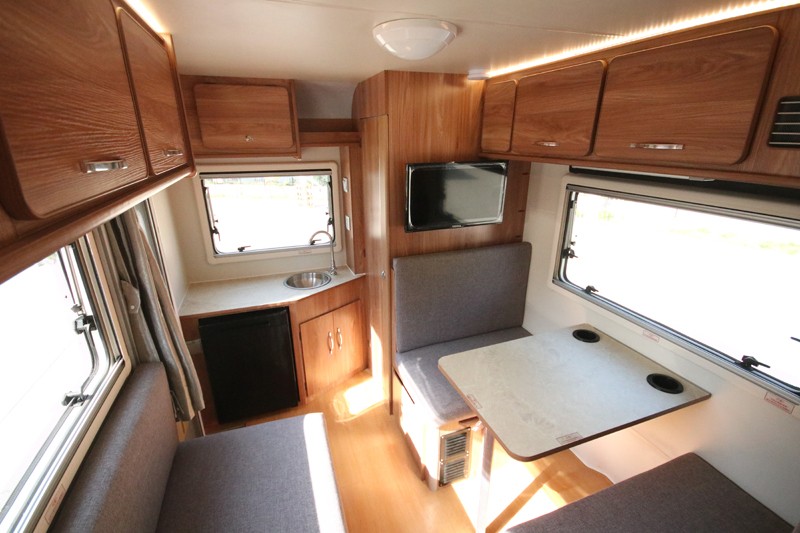 想要大床房車，可以看這兩款